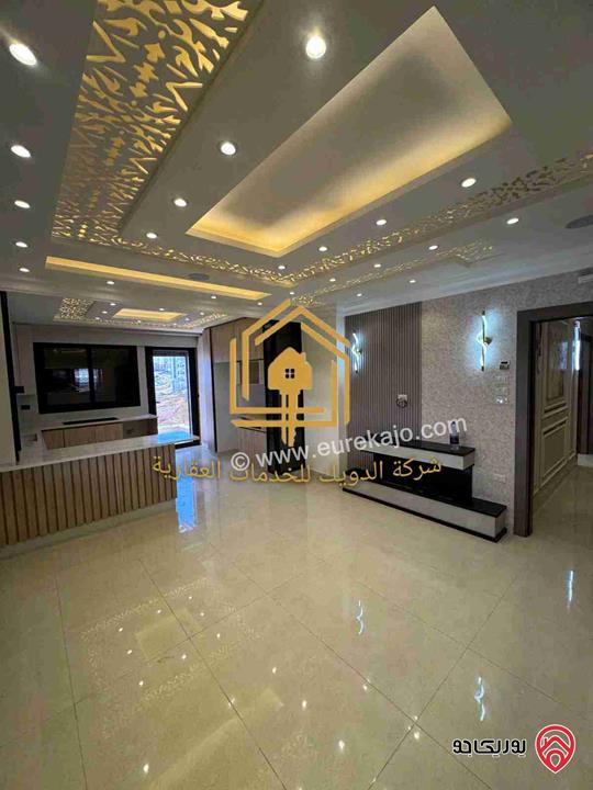 شقة جديدة طابق ثالث مساحة 250م للايجار في عمان - الجبيهة 