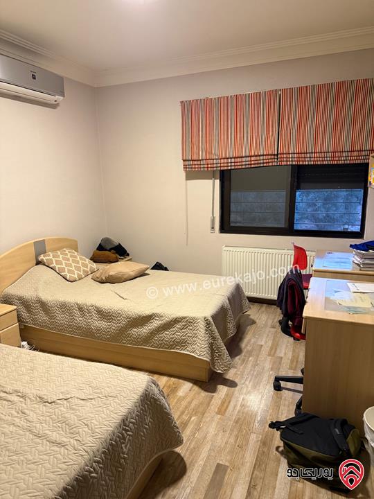 شقة مساحة 146م طابق -1 من المدخل الامامي وطابق ثاني من الشارع الخلفي للبيع في عمان - دابوق، منطقة سكن خاص طابقين ورووف