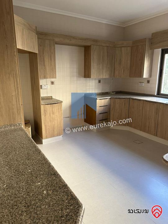 شقة فاخرة طابق ثاني 210م تشطيب سوبر ديلوكس للبيع في عمان - دير غبار