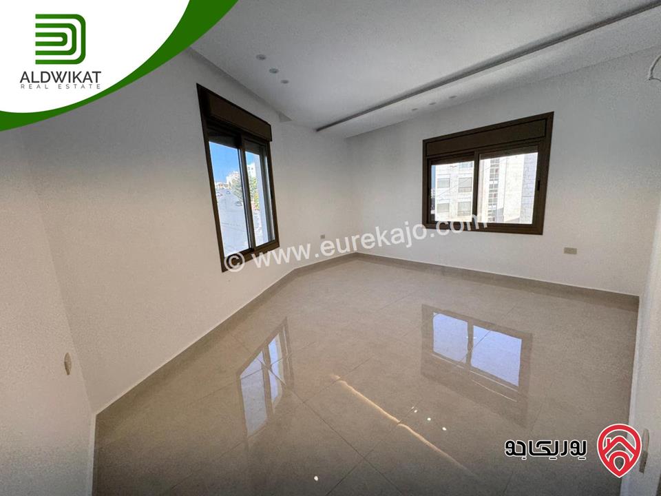 شقة طابقية مع روف للبيع في عمان - تلاع العلي مساحة البناء 260م ومساحة الترس 70م على شارعين