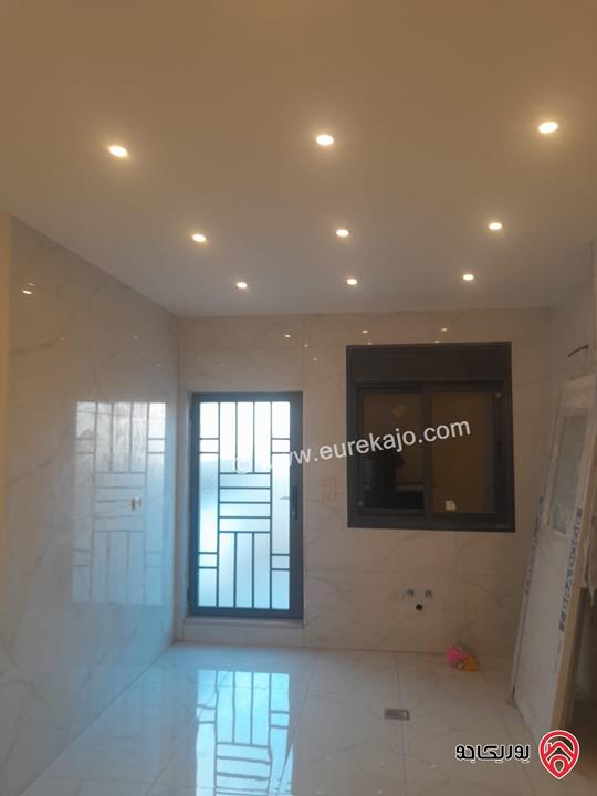 شقة جديدة ارضي مساحة 120م +70م ترس في عمان - المقابلين ش. الحرية