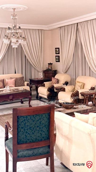 فيلا كبيرة مساحة البناء 800م على أرض 746م مع مسبح وحديقة واسعة للبيع في أرقى مناطق عمان الغربية - الكرسي