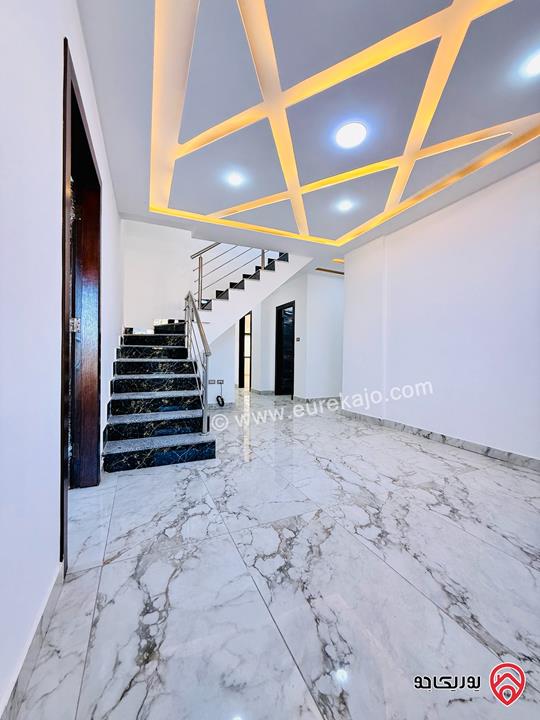 شقة طابق اخير مع روف مساحة 230م للبيع في عمان - شفا بدران اقساط 