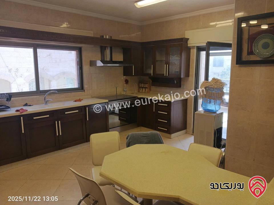 شقة طابقية مساحة 300م للبيع مفروشة في عمان - أم أذينة