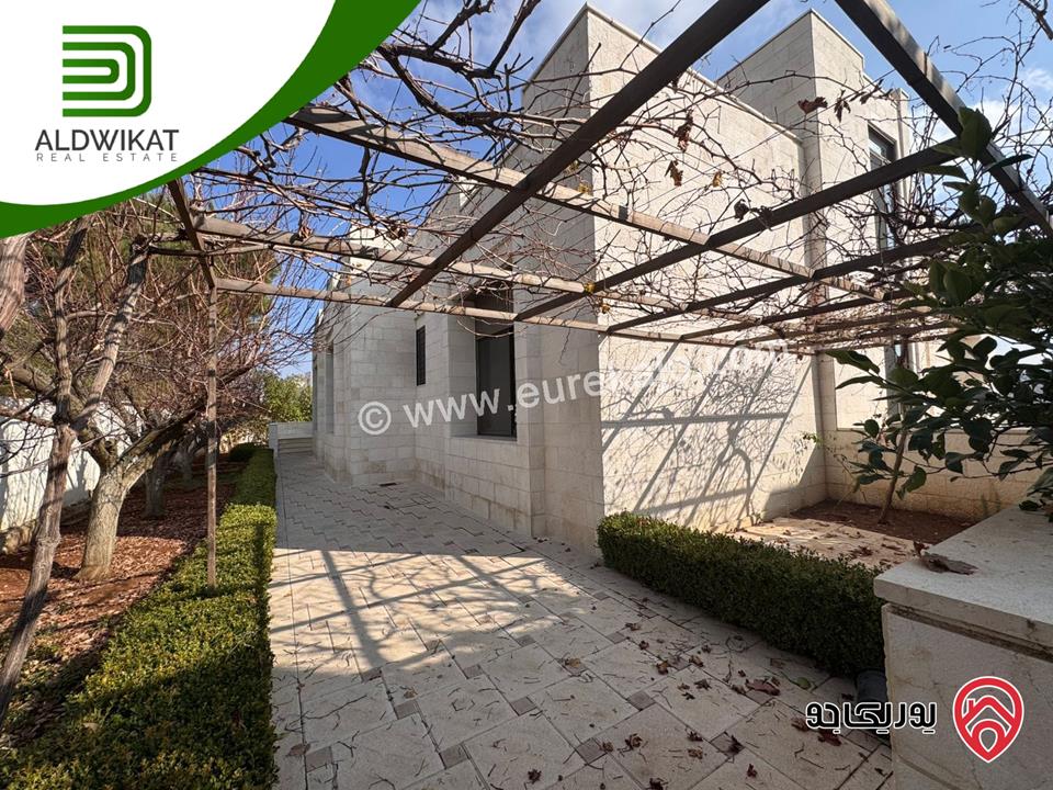 فيلا مساحة الارض 1600م ومساحة البناء 1100م مساحة الحديقة 400م للبيع في السلط - منطقة السرو 