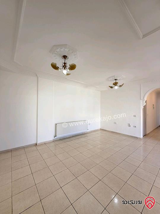 شقة مساحة 195م طابق أول للبيع في السلط قرب جامعة البلقاء التطبيقية