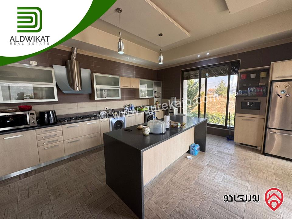 فيلا مساحة الارض 1600م ومساحة البناء 1100م مساحة الحديقة 400م للبيع في السلط - منطقة السرو 