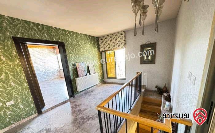 شقة دوبلكس طابق ثالث مع روف مساحة 310متر للإيجار في عمان - رجم عميش 