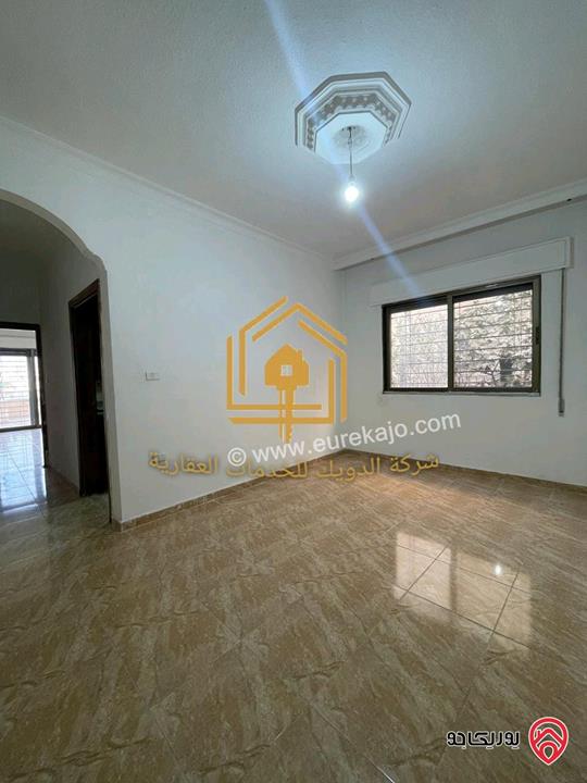 شقة فارغة أرضية مساحة 130م داخلي و 80م خارجي للايجار في عمان - الجبيهة 