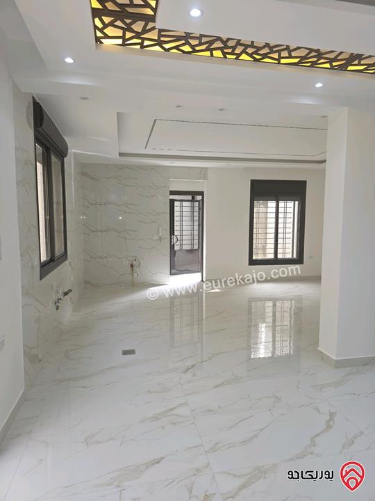 شقة شبه ارضي واسعة مساحة 185م داخلي وخارجي 220م ومشمسة تشطيبات ديلوكس للبيع في عمان - شفا بدران