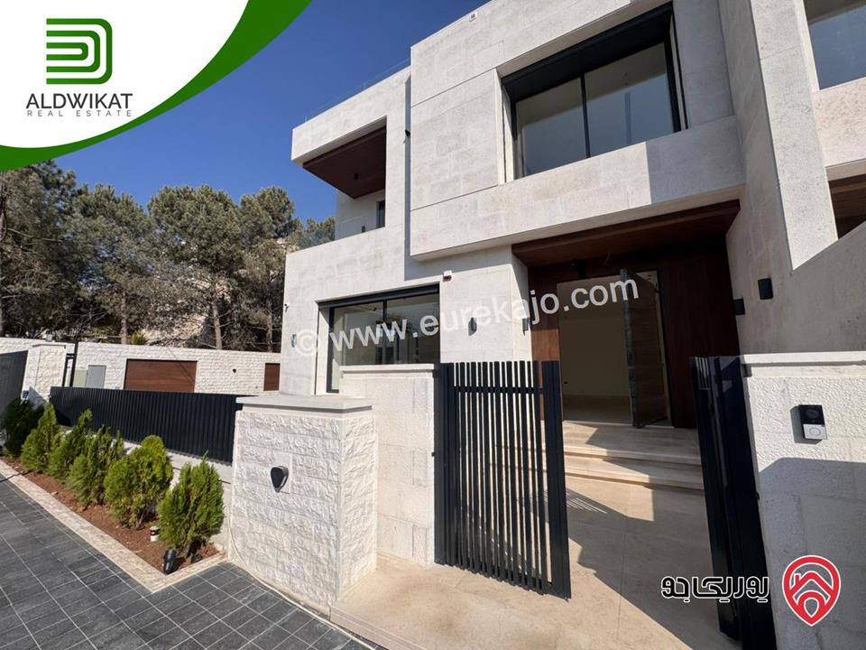 فيلا متلاصقة للبيع في عمان - دابوق مساحة الارض 500م ، البناء 780م ، الحديقة 50م والترس 150م