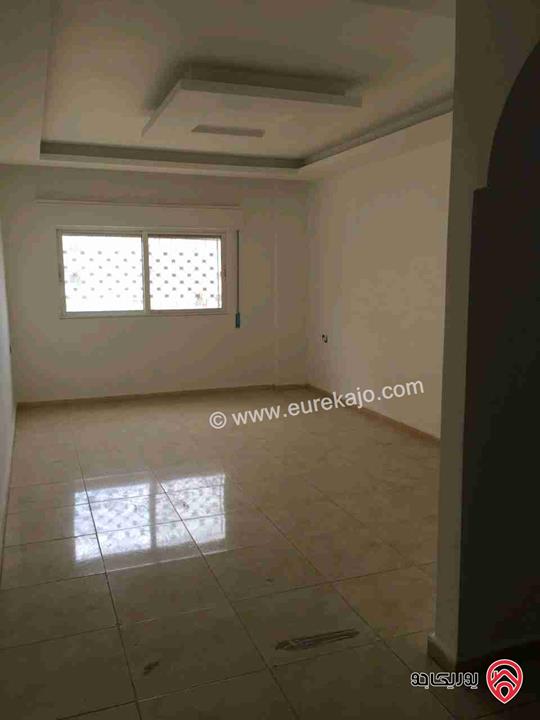  شقة مساحة 130م طابق أرضي معلق للبيع في الزرقاء - الزرقاء الجديدة شارع ١٦ 