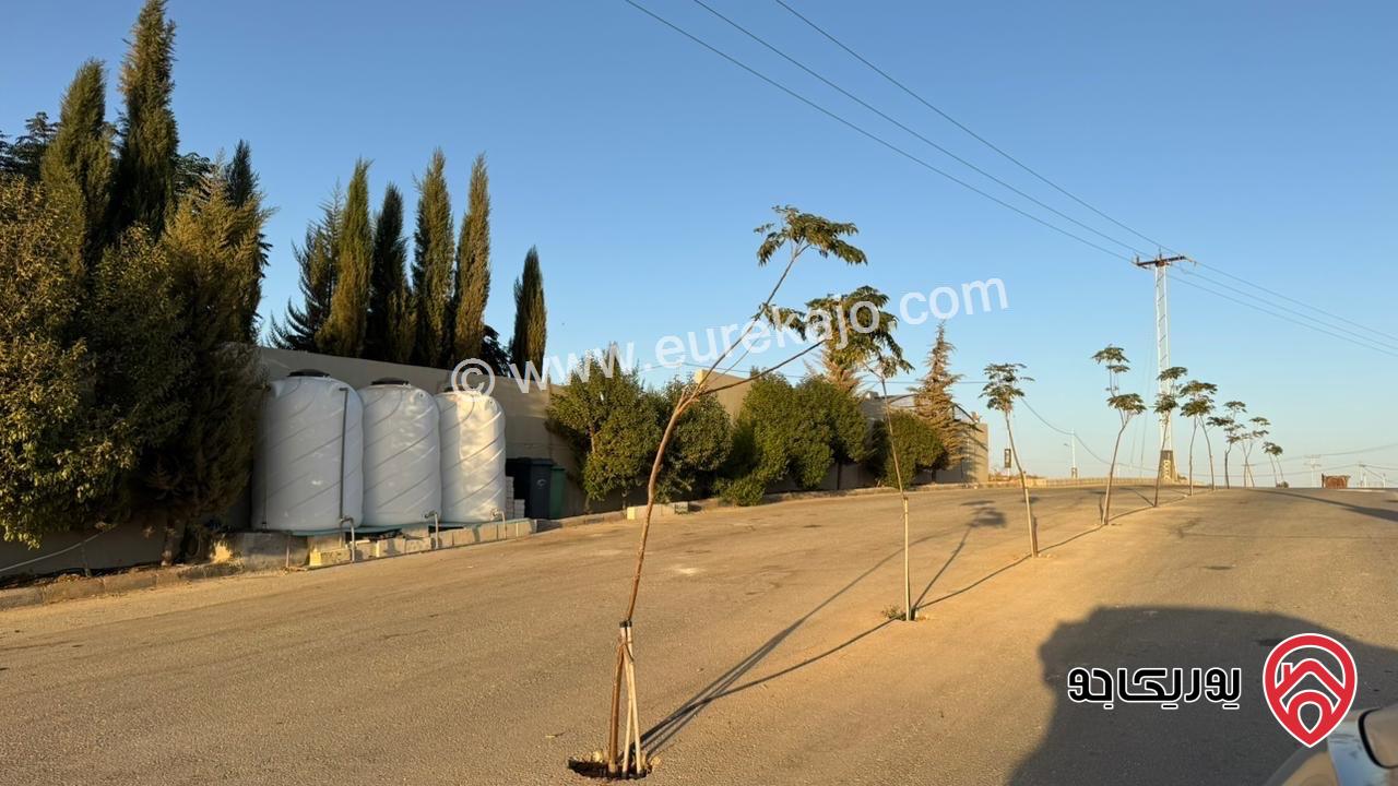 مزرعة داخل كومباوند مغلق مساحة البناء 100م على أرض 500م للبيع في عمان - طريق المطار خلف جامعة الاسراء بالقرب من الشحن الجوي