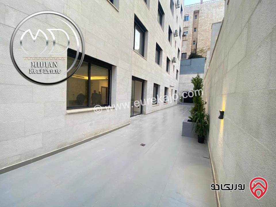 شقة شبه ارضي جديدة للبيع في عمان - جبل عمان مساحة 240م مع ترس و حديقة 200م تشطيبات ديكورات عصرية فاخرة بسعر مميز