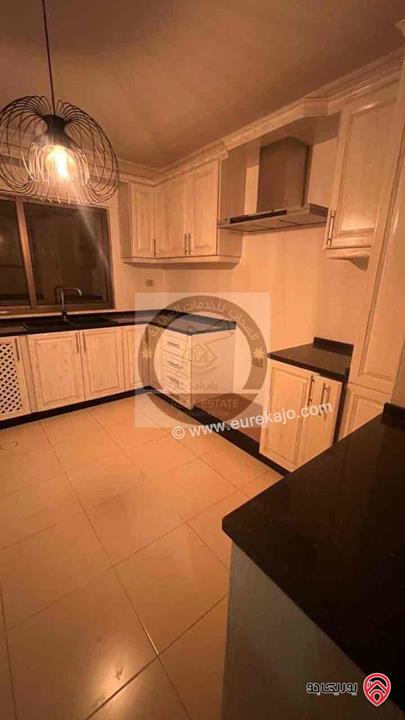 شقة مساحة 200م طابق أول مجددة بالكامل للايجار  في عمان - دير غبار 