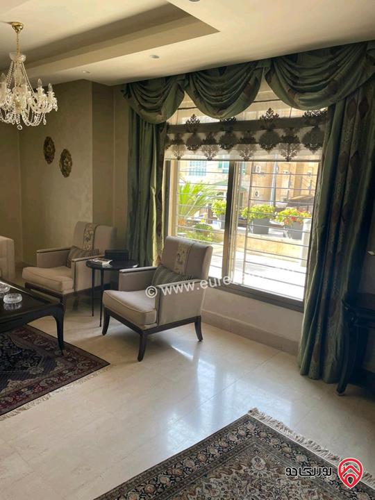 شقة ارضية طابقية مساحة 300م حديقة وتراسات 350م للبيع في عمان - أم أذينة