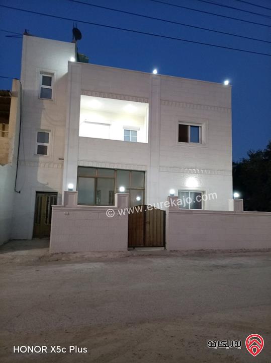 بيت طابقين على أرض 240م للبيع في مادبا