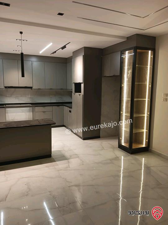 فيلا طابقين مساحة 340م على أرض 319م للبيع في الزرقاء - شومر 