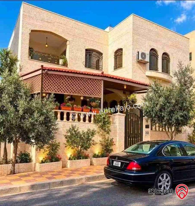 فيلا مساحة 385م على أرض 245م للبيع في الزرقاء - جبل طارق