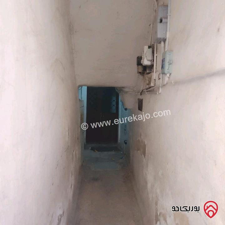 عمارة سكنية & تجارية تحتوي على 7 شقق بالإضافة إلى 3 مخازن على الشارع الرئيسي للبيع في الرصيفة