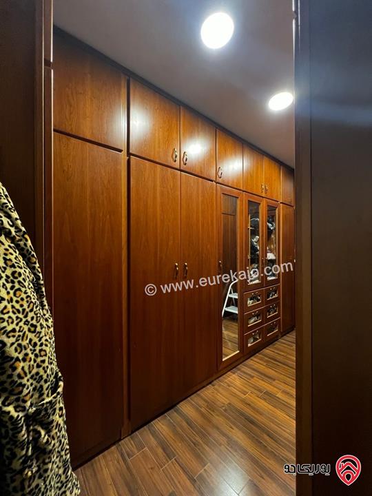 شقة ارضية مفروشة مساحة 250م داخلي وخارجي 90م للإيجار السنوي في عمان - دير غبار 