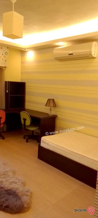 شقة أرضية مفروشة فخمة مساحة 220م مع حديقة كبيرة 350م و كراج و مدخل خاص للإيجار في عمان - الرابية