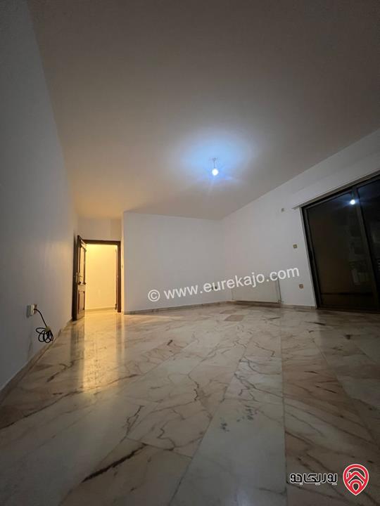 شقة طابق ثالث مساحة 300م للايجار في عمان - ام اذينة