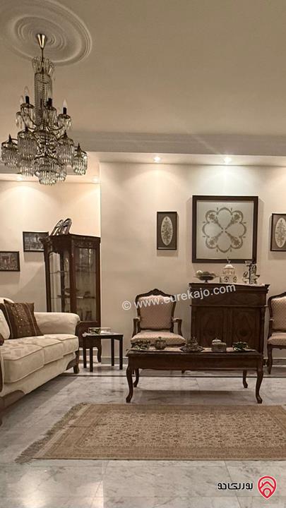 فيلا كبيرة مساحة البناء 800م على أرض 746م مع مسبح وحديقة واسعة للبيع في أرقى مناطق عمان الغربية - الكرسي