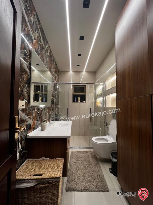 شقة ارضية مفروشة مساحة 250م داخلي وخارجي 90م للإيجار السنوي في عمان - دير غبار 