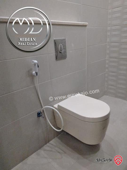 شقة ارضية جديدة للبيع في عمان - ضاحية النخيل مساحة 250م مع ترس و حديقة 150م تشطيبات و ديكورات سوبر ديلوكس