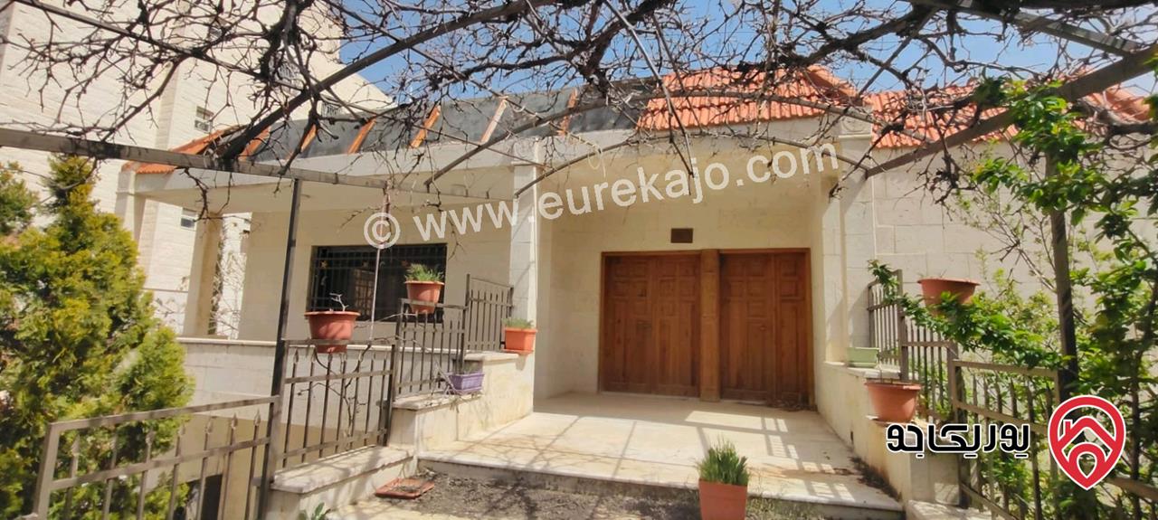 فيلا مستقلة مساحة 840م على أرض 860م للبي في عمان - الجبيهة مطلة على شارع الأردن 