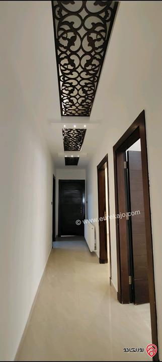 شقة أرضية مساحة 245م داخلي و 100م خارجي للبيع في عمان - ناعور