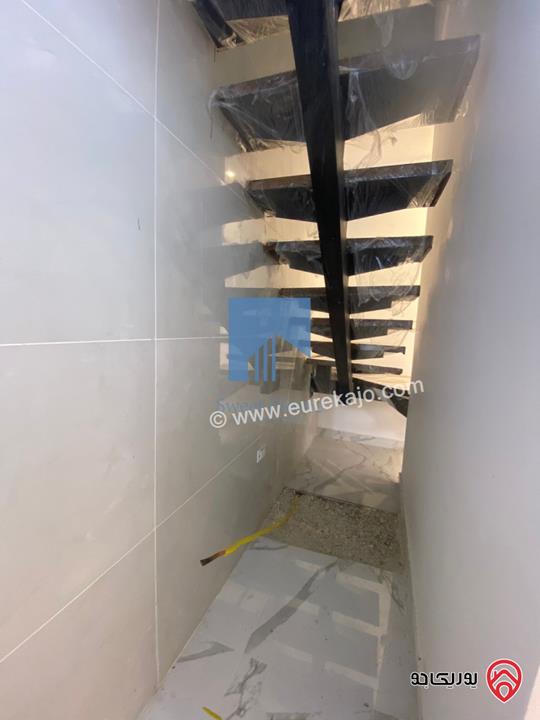 شقة فاخرة للبيع في عمان - خلدا قرب إشارة البنك العربي ومركز زها طابق ثالث 220م مع روف دوبلكس 100م لم تسكن