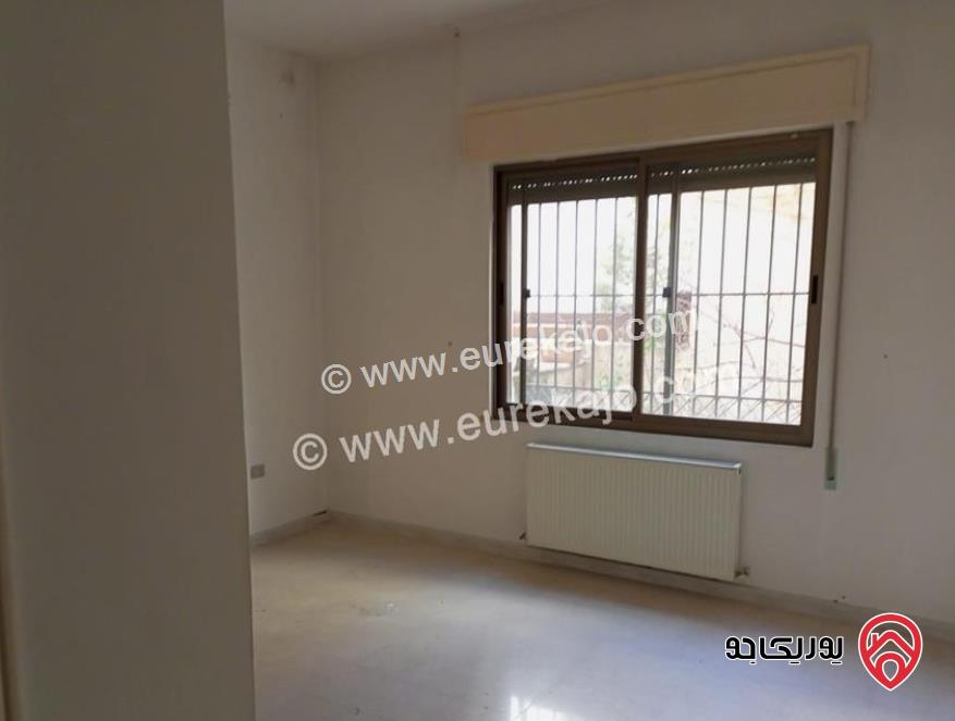 شقة طابق تسوية مساحة 221م بالاضافة الى ترس خارجي مساحة 80م للايجار في عمان - الرابية