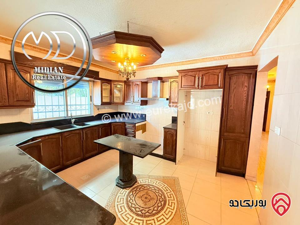 شقة شبه ارضي للبيع في عمان - ضاحية الرشيد مساحة 170م مع ترس 60م تشطيبات سوبر ديلوكس بسعر مميز جداً