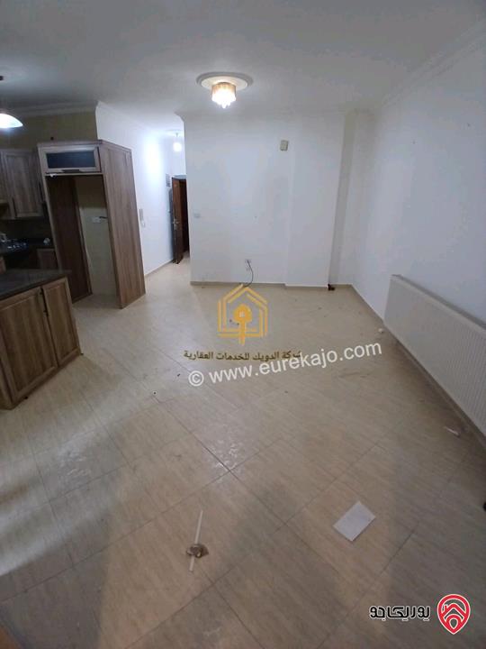 شقة فارغة طابق ارضي مساحة 100م داخلي و 30م خارجي للايجار في عمان - الدوار السابع 