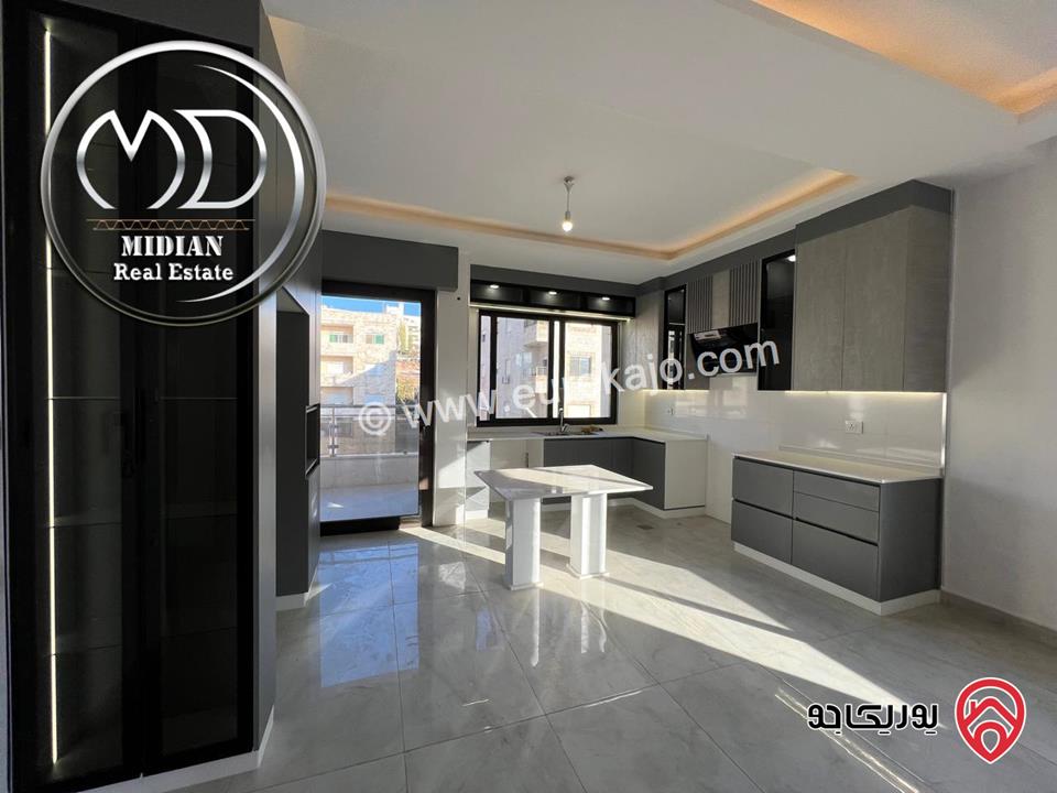 شقة دوبلكس فارغة للايجار في عمان - خلدا طابق أخير مع روف مساحة 200م مع تراسات تشطيبات و ديكورات عصرية فاخرة اطلالة رائعة