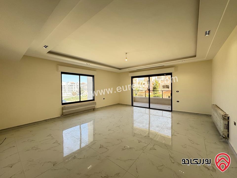 شقة مميزة طابق اخير مع روف مساحة 230م ويتبع لها روف 120م بمساحة كلية 350م بتشطيبات مميزة للبيع في عمان - خلدا