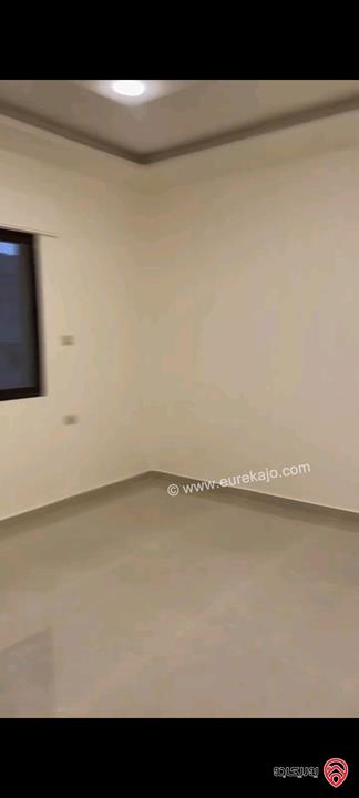 شقة طابق ثالث مع روف مساحة 255م للبيع في الزرقاء الجديدة البتراوي 