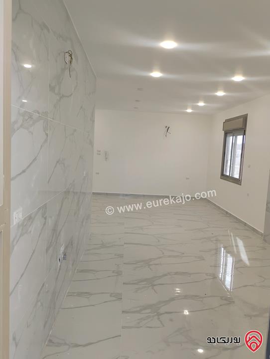 شقة طابق ثالث مع روف مساحة 190م مع ترس 110م للبيع بالأقساط في الزرقاء الجديدة