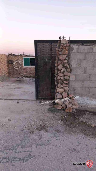قطعة أرض مساحة 1 دونم تصنيف أ يوجد فيها بيت ريفي و 80 شجرة للبيع في المفرق - رحاب