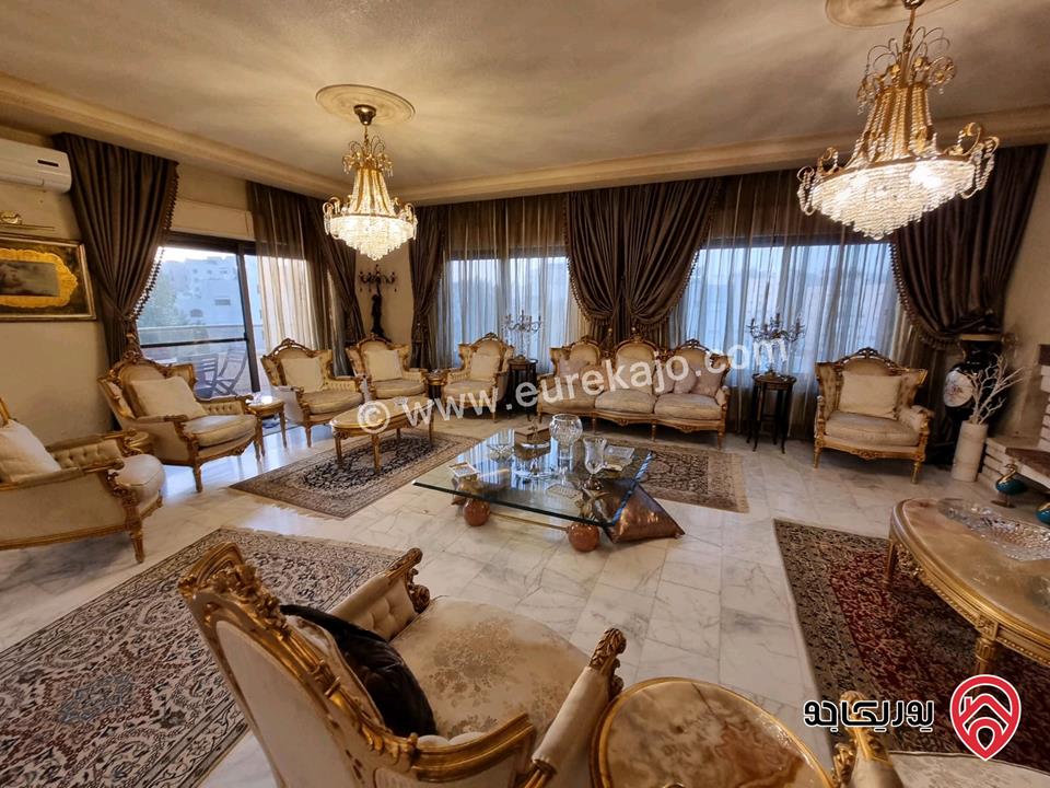شقة طابقية فحمة طابق ثالث مساحة 303م للبيع في عمان - الكرسي مقابل مجمع الحسين للاعمال 