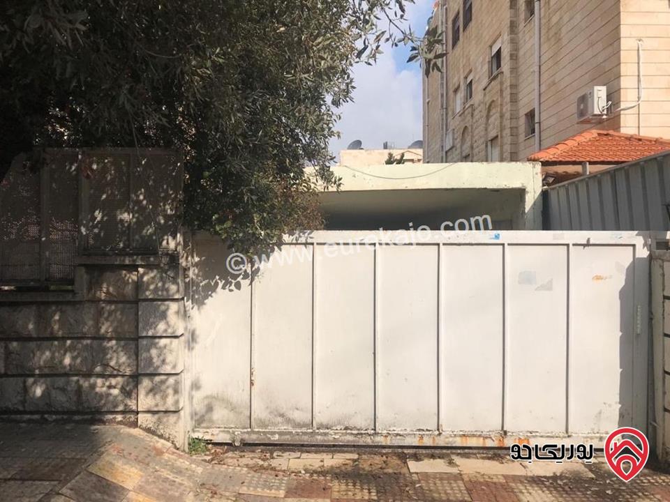 فيلا طابقين مساحة 800م على ارض 1 دونم للبيع في منطقة سكنية هادئة في عمان - الجاردنز