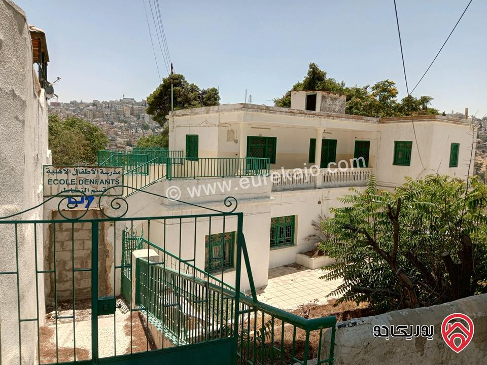 أرض مساحة 1 دونم و 132م عليها مبنى قديم للبيع في جبل عمان - الدوار الأول - شارع الرينبو