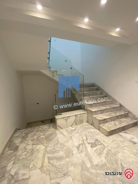 فيلا مستقلة فاخرة مساحة 700م على ارض 1 دونم و 350م للبيع في عمان - أم السماق الشمالي قرب التلاوي وخلف السنترو 