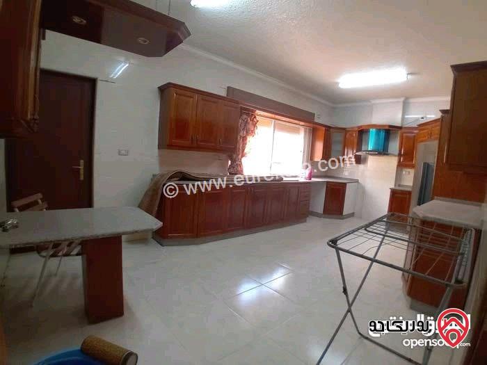 شقة فارغة للإيجار في عمان- خلدا مساحة 220م + 85م طابق شبه أرضي مع ترس و مدخل 