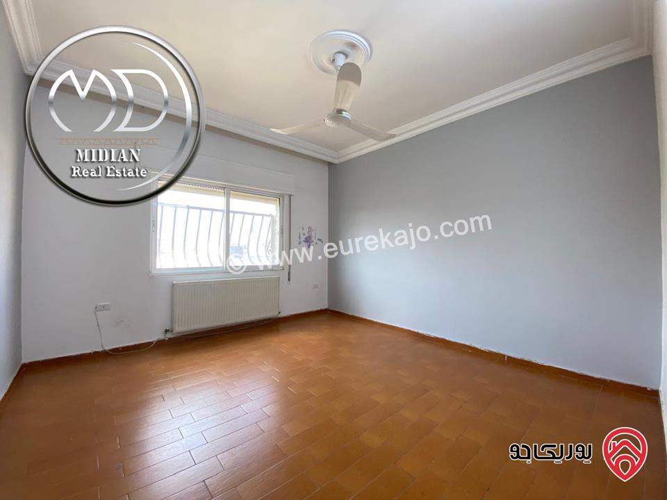 شقة فارغة للايجار طابق أخير مع روف في عمان - خلدا مساحة 300م مع تراسات اطلالة رائعة بسعر مميز جداً