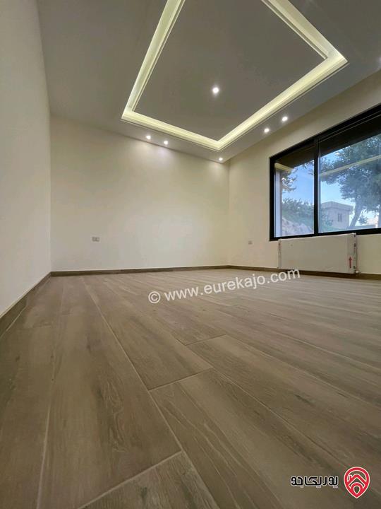 شقة جديدة طابق أرضي مساحة 230م داخلي و 40م خارجي للايجار في عمان - رجم عميش 