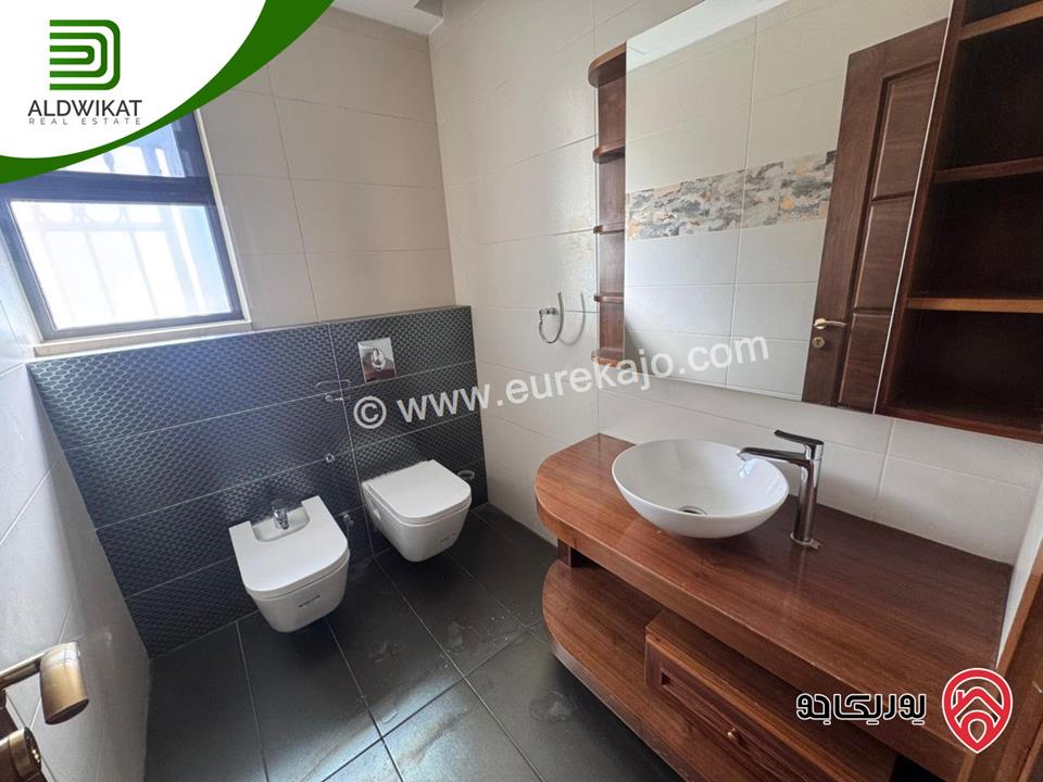 فيلا متلاصقة للبيع او للايجار في عبدون قرب الاسفاره الامريكيه مساحة الارض 500م ومساحة البناء 700م ومساحة الحديقة 200م موقع مميز واطلالة خلابة منطقة فلل واصل جميع الخدمات 