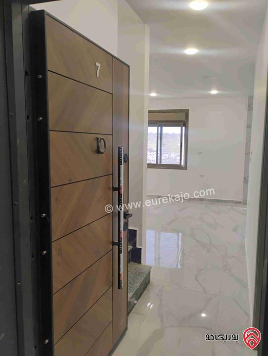 شقة طابق ثالث مع روف مساحة 190م مع ترس 110م للبيع بالأقساط في الزرقاء الجديدة